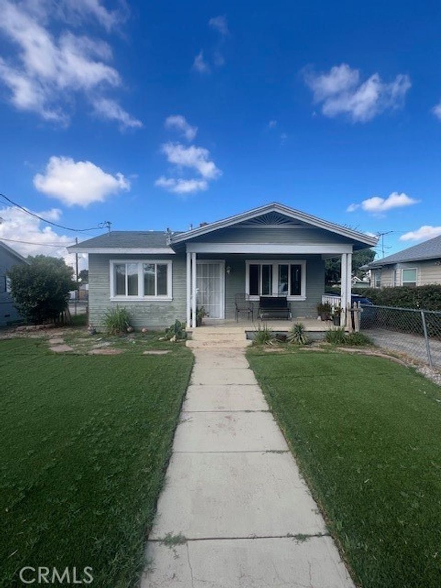 Welcome to 1409 Orange Street in beautiful Redlands, CA! This charming 2-bedroom, 1-bath home offers classic Redlands character with modern comfort. Inside, you’ll find a bright and inviting living space filled with natural light, an updated kitchen with plenty of cabinet space, and a cozy layout perfect for everyday living. The home also features laundry hookups and a private backyard with a covered patio ideal for relaxing or entertaining. Conveniently located near downtown Redlands, the University of Redlands, local shops, restaurants, and freeway access, this home puts everything you need within easy reach. Don’t miss the chance to make this charming Redlands home yours—schedule a viewing today!