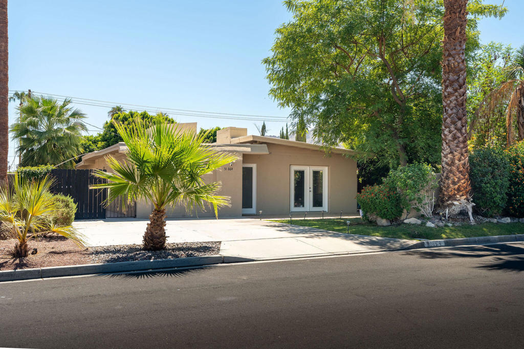 51864 Avenida Mendoza