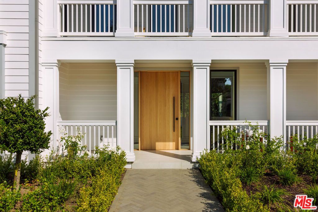 Photo of 162 N Rexford Drive, Beverly Hills, CA 90210 (MLS # 25612523)