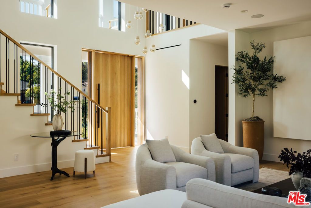 Photo of 162 N Rexford Drive, Beverly Hills, CA 90210 (MLS # 25612523)