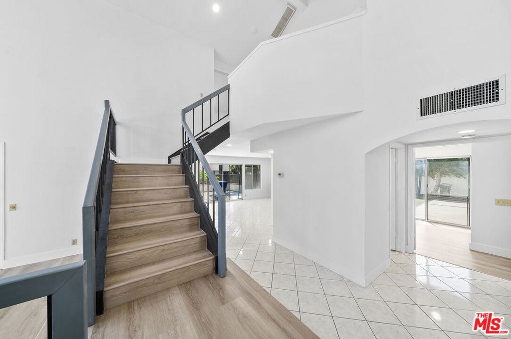 1604 Redwood Way