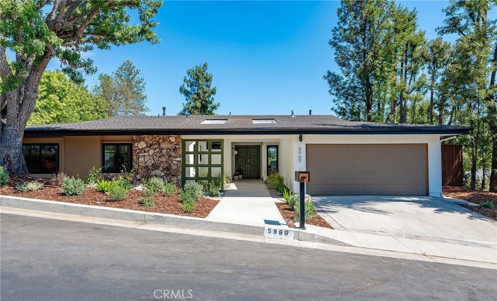 Photo of 5960 Pat Avenue, Woodland Hills, CA 91367 (MLS # SR25218212)