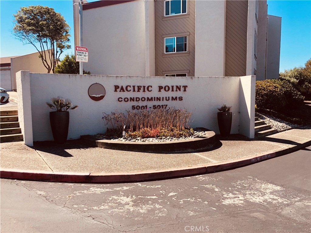 Ocean view and fabulous sunsets! Patio, dining room, end building, very private. Fireplace for decor. 1200 square feet, larger than
a rancher. New laminate floors, and freshly painted with new electric stove. Great location! 1 car garage with lots of storage. Recreation room and tennis court.