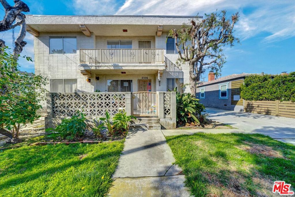 Perfect opportunity for owner user or investor. 6 unit building, all 2 bed, 2 bath, and each unit has a private outdoor space, and on site, covered parking. 2 units will be delivered vacant, 3 of the remaining units have been updated. The building is around the corner from Trader Joe's, walkable to the cafes and restaurants on Pico and Ocean Park, and easy access to the transport and the freeways.