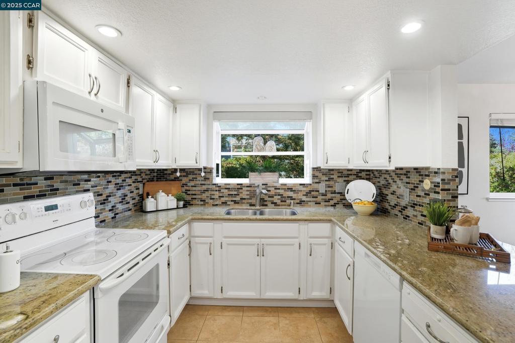 TRES LAGOS NORTH - Residential