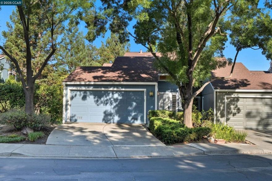 This is a highly desirable Tres Lagos North 4-bedroom, 3 full bathroom townhouse nestled in a city close, country quiet location.  Terrific, functional floorplan provides loads of versatility for families both young and old.  Enjoy the community swimming pool, tennis courts and clubhouse.  This beautiful home is located close to numerous walking trails, convenient shopping, dining, parks, and has quick, E-Z access to the freeway.  Show and SELL!