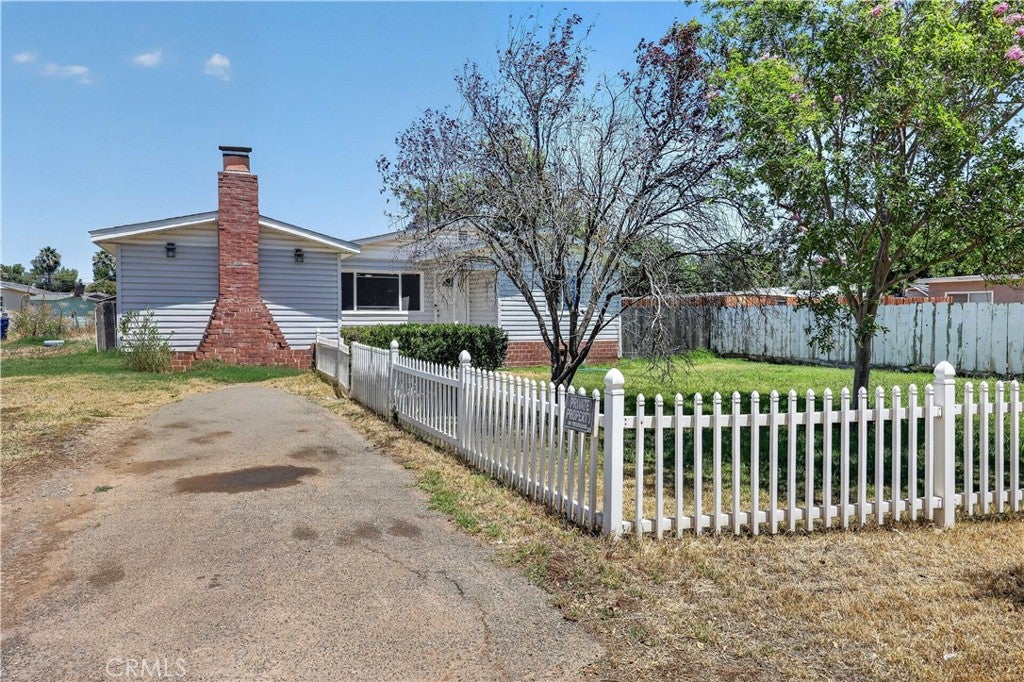 1565 E Santa Fe