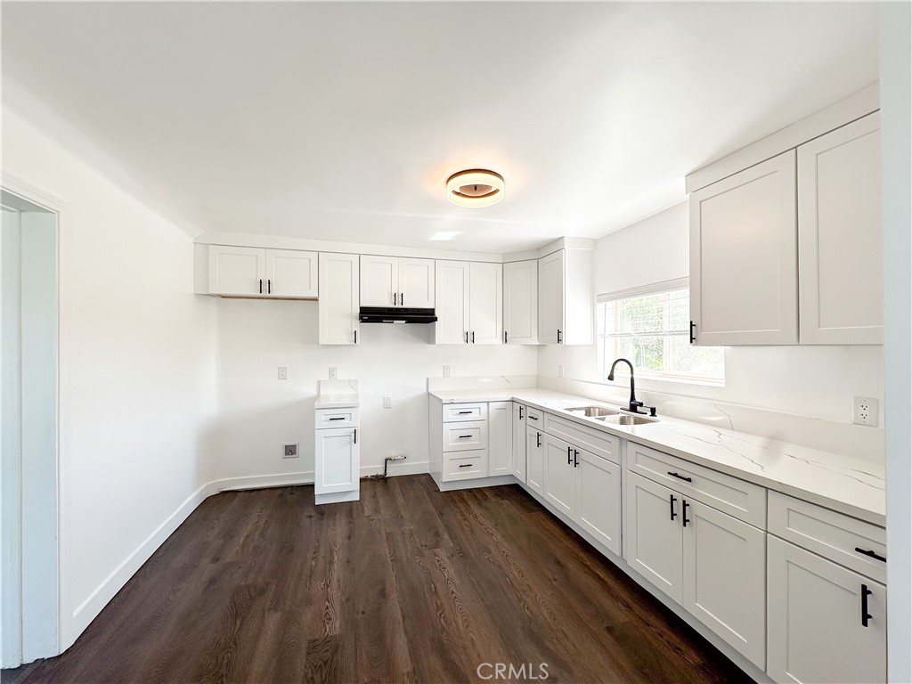 Welcome to your home at 3610 Whiteside St—a warm and welcoming rental tucked into the vibrant heart of East Los Angeles. Whether you're commuting to DTLA, enjoying local eats, or relaxing in the nearby parks, this home makes it all easy and enjoyable.
Inside, you’ll find a thoughtfully designed and fully renovated 3 rooms and 1 bathroom gorgeous home that kept the character with its thoughtful renovation. The layout features a stylish kitchen, open-concept living area, in-unit laundry hook-ups, private outdoor space, and convenient off-street parking. It’s the kind of place that feels instantly like you're home.
You'll be close to the 710 and 10 freeways, putting you minutes from Downtown L.A. Spend weekends at Hollenbeck Park, grab a bite at local favorite eateries, and soak up the culture around every corner—from colorful murals to the iconic Latino Walk of Fame. Families and students will also appreciate the proximity to Cal State L.A.
This home is more than just a place to live—it’s a lifestyle. Let’s get you settled into the neighborhood!