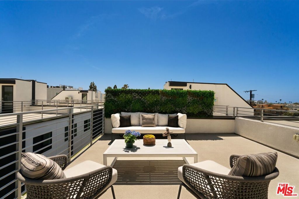 Photo of 3803 S Verona Court, Los Angeles, CA 90066 (MLS # 26665677)