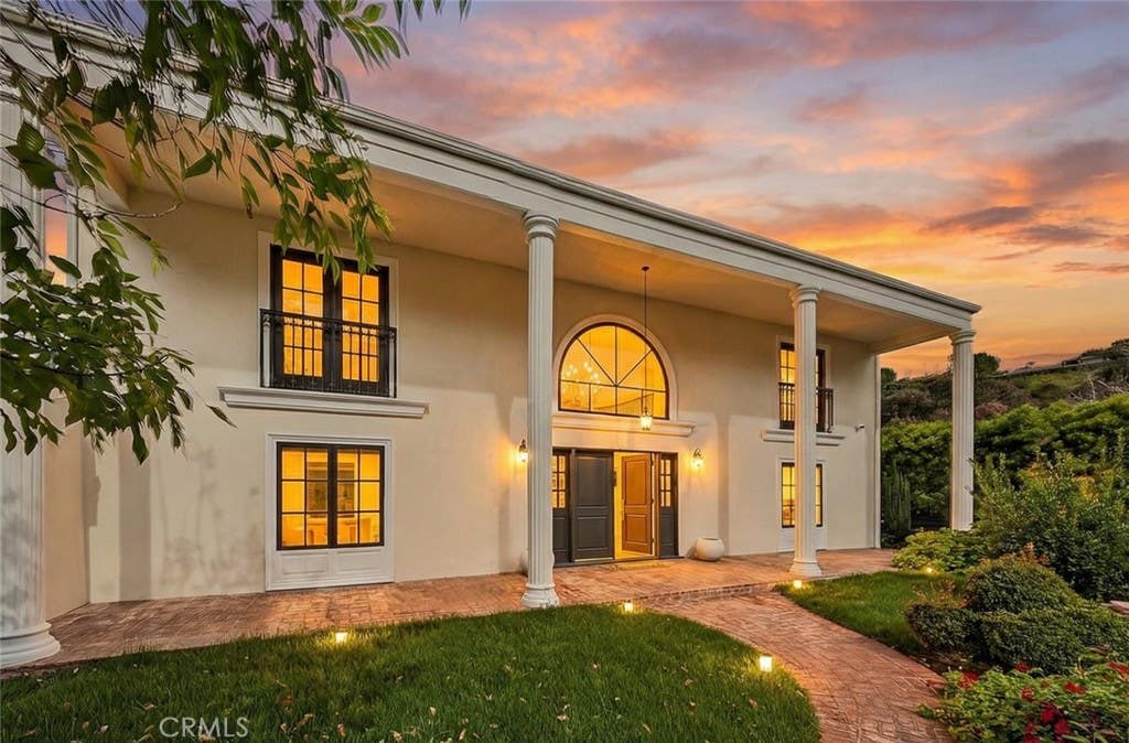 Photo of 16717 Encino Hills Drive Dr, Encino, CA 91436 (MLS # SR26121152)