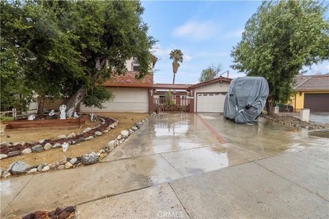 Photo of 28110 La Veda Avenue, Canyon Country, CA 91387 (MLS # SR25049928)