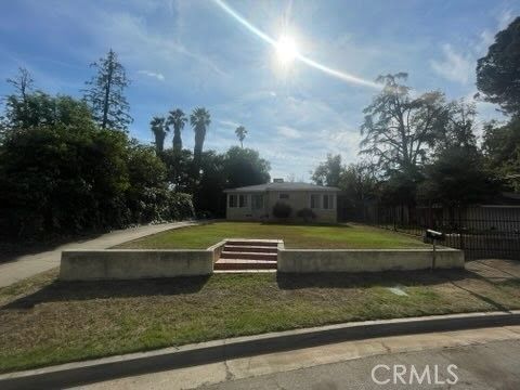 Photo of 521 Walnut Avenue, Bakersfield, CA 93305 (MLS # IV25105724)