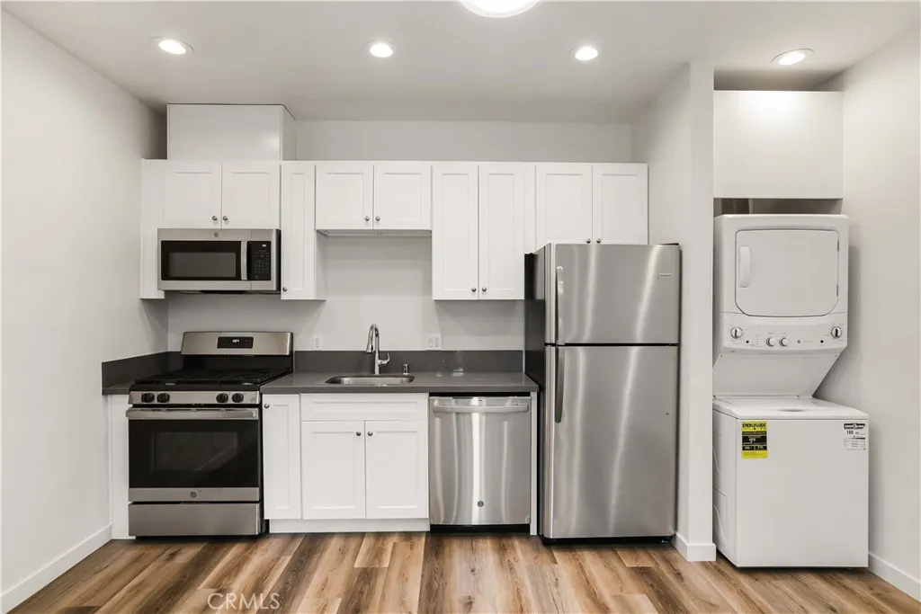 Orange, California 92868, United States, 2 Bedrooms Bedrooms, ,1 BathroomBathrooms,Residential,Contingent,140777