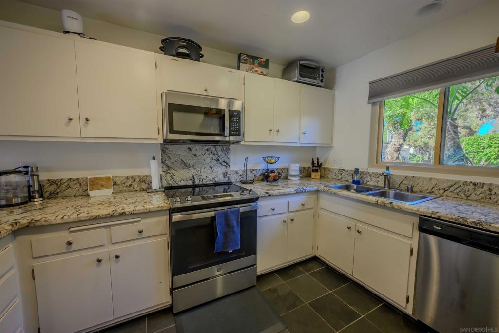 4202 Loma Riviera Ln