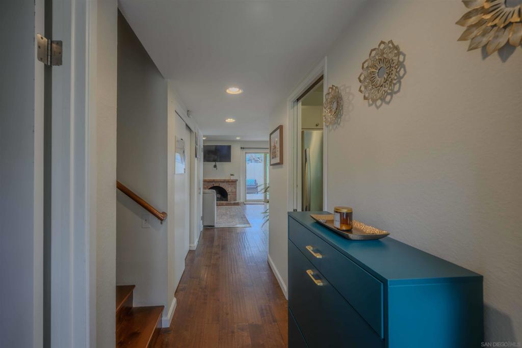 4202 Loma Riviera Ln