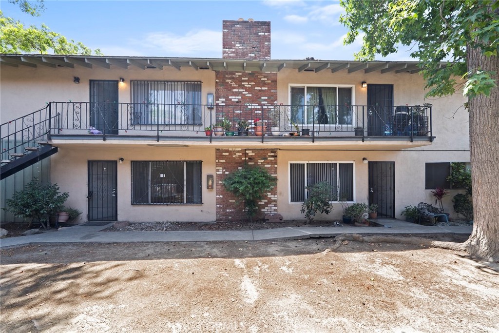 Welcome to a rare investment gem offering close to 6.5% CAP RATE in the heart of Long Beach. This updated 4-Units multi-family apartment built in 1962 offers unbeatable neighborhood appeal and rental potential. There are Four spacious and well-kept two-bedroom, two-bath units.
Located close to the vibrant Bixby Knolls neighborhood, it’s just minutes from Long Beach Airport, Downtown Long Beach, The Queen Mary, and both the 91 and 710 freeways, the property combines prime accessibility with strong rental appeal.
Property Highlights:
• 4 x 2BR + 2BA units, each approx. 1,062 sq?ft
• Inviting fireplaces in every unit—ideal for creating cozy living environments
• Dedicated Carport for each unit and ample street parking
• Close proximity to both the 91 and 710 freeways, hospital, schools, Lakewood Center
This property is a smart choice for investors seeking steady income, long-term demand and value appreciation. It may qualify for DSCR loan to approve the buyer without their personal income as qualification criteria. If you’re looking for turnkey investment in a great area with huge growth potential, this is the right property for you.