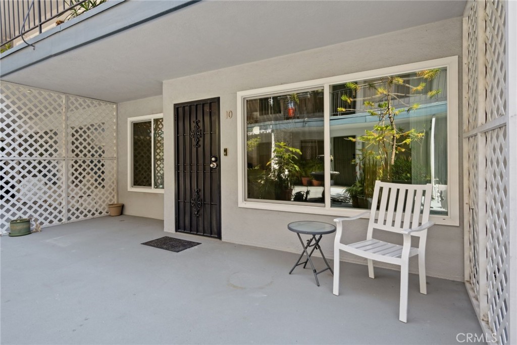 120 Alamitos Avenue 10