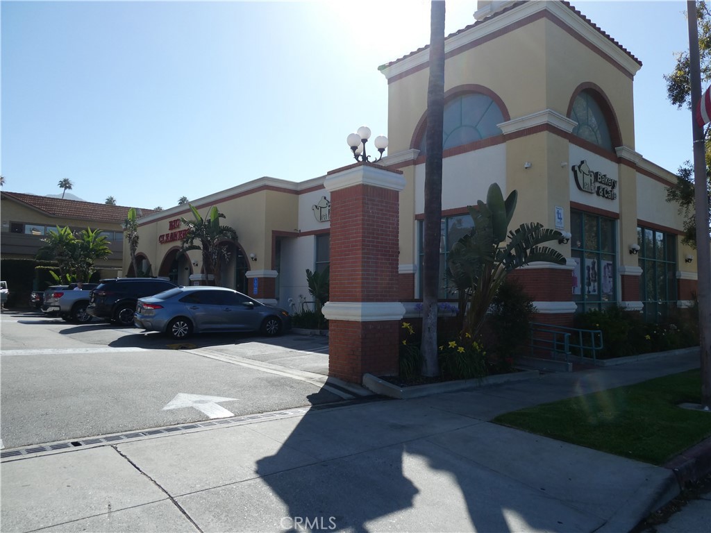 1,886 useable square feet.
Nearly 30’ of glass line on parking lot side.
Located at Signalized Intersection.
Double Glass Door Entry off Parking Lot.
Access to Parking Lot off 2 Major Streets.
Newer center with good tenant mix.
Please note: no food use allowed.