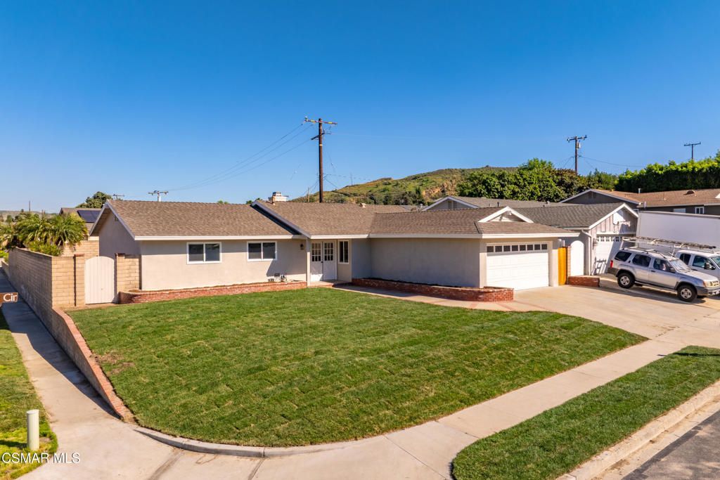 Photo of 952 Moffatt Circle, Simi Valley, CA 93065 (MLS # 226001303)