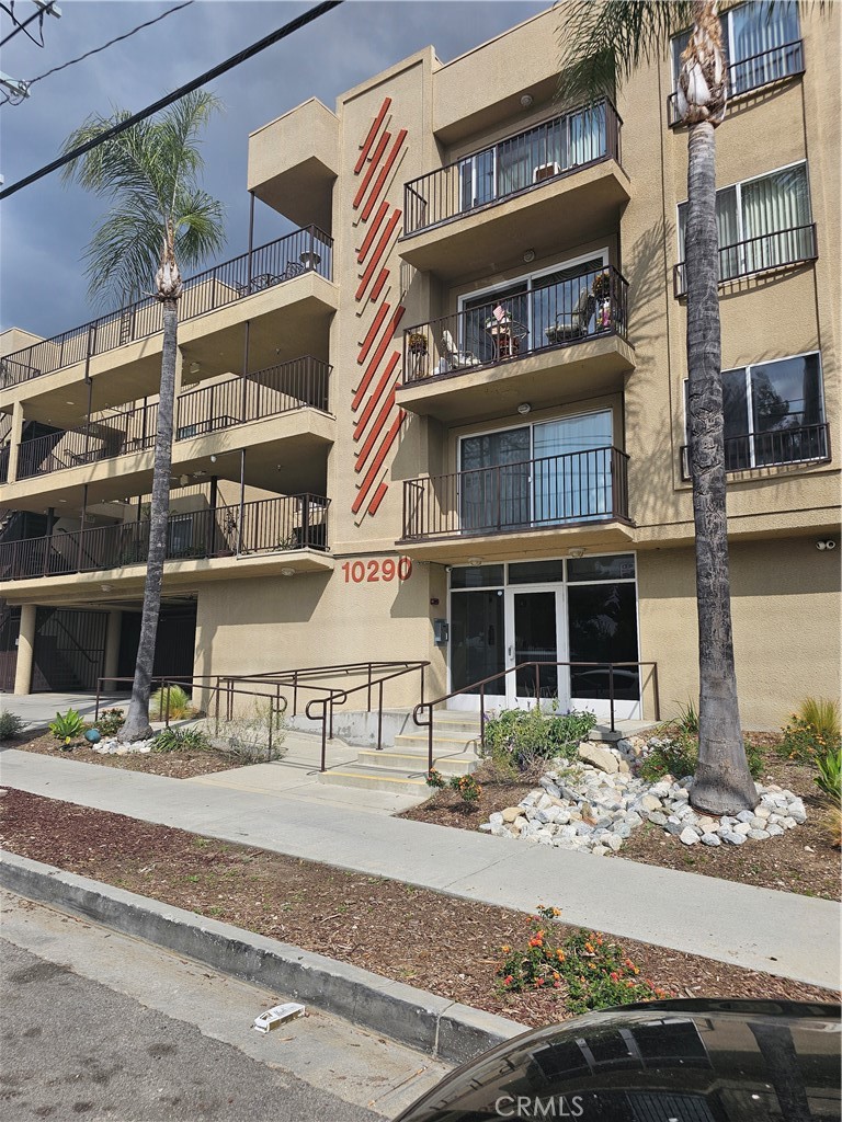 Spacious, bright and superb floor plan condo with a private patio and laundry in unit.
2 Parking spaces and secure building in the heart of Tujunga. Minutes from shopping and entertainment.