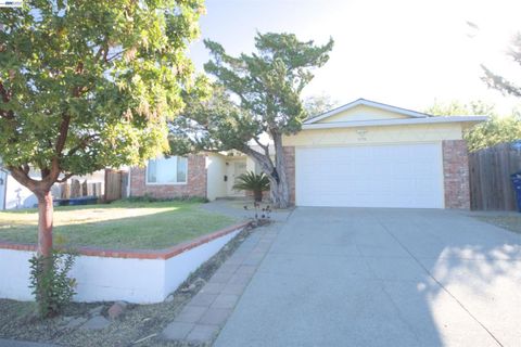 Photo of 3799 3799 CRESTVIEW DR Dr, Pittsburg, CA 94565 (MLS # 41126685)