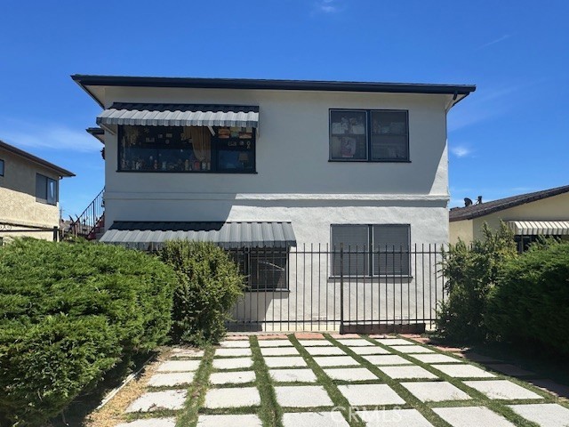 Charming Vintage Craftsman Apartment in San Pedro! Welcome to 1706 S Alma Street, a delightful 2 bedroom, 1 bath apartment filled with character and charm. This well-maintained residence embraces its vintage Craftsman style with inviting details and a cozy, welcoming feel. The property retains its classic appeal while offering everything you need for comfortable everyday living and features washer/dryer hookups. Situated in a desirable San Pedro neighborhood, this home is close to local shops, dining, parks, and just minutes from the waterfront. Don’t miss the chance to enjoy a unique Craftsman-style apartment that feels like home the moment you walk in!