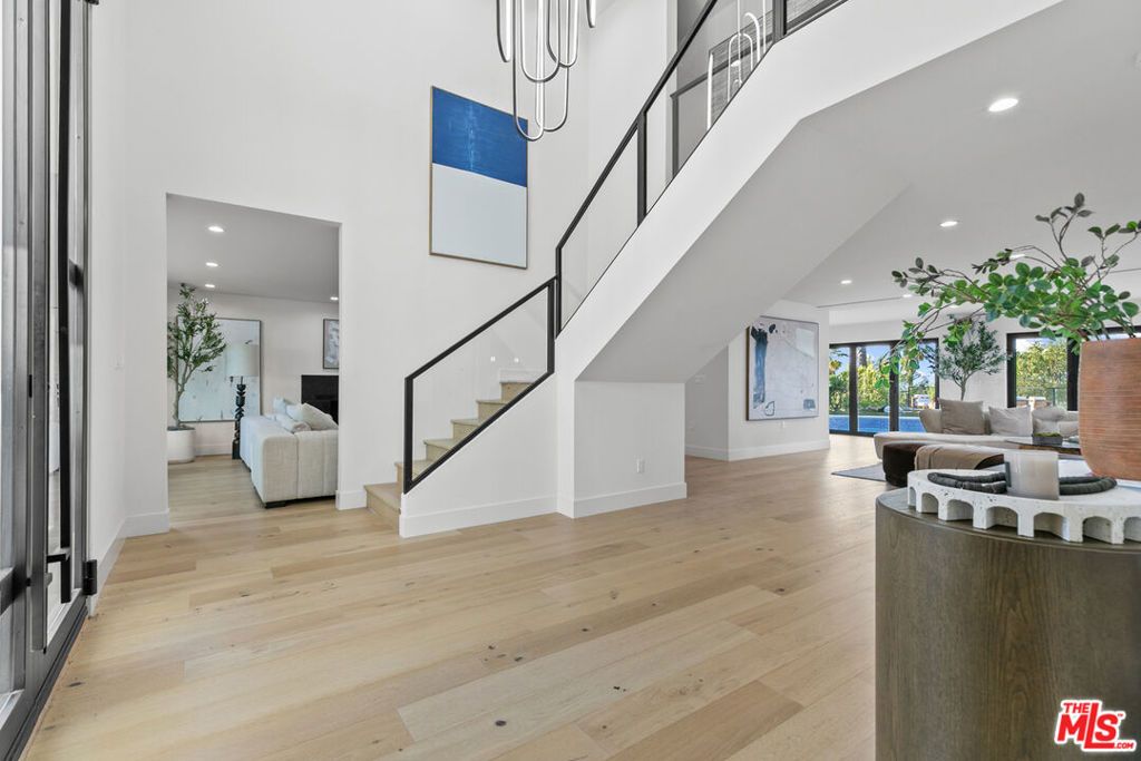 Photo of 18101 Green Meadow Drive, Encino, CA 91316 (MLS # 25604091)
