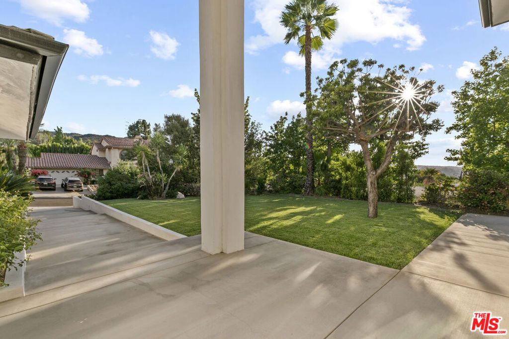 Photo of 18101 Green Meadow Drive, Encino, CA 91316 (MLS # 25604091)