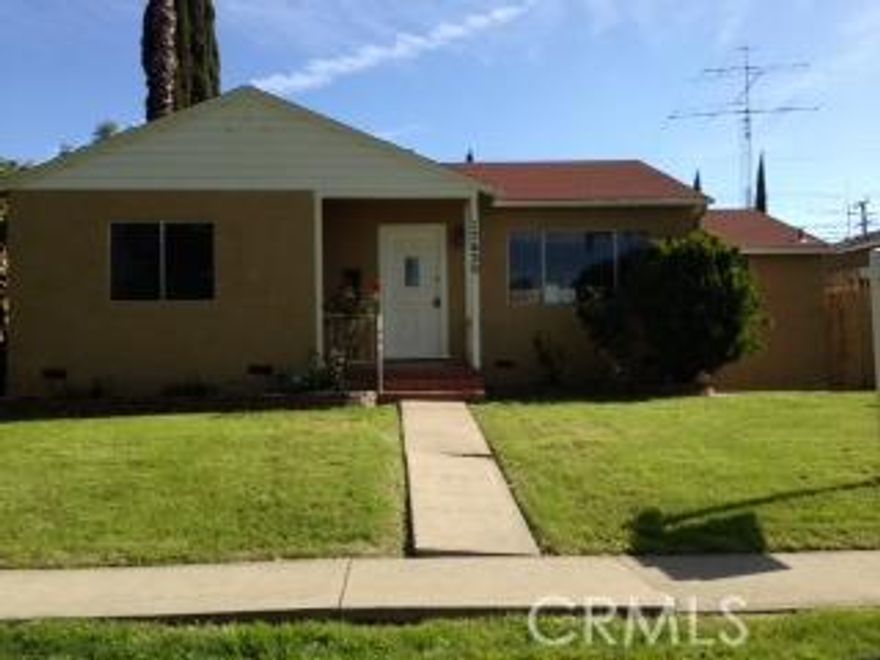 Great home in Encino.Recently Remodeled with beautiful kitchen cabinets and bathrooms were redone as welll and comes with all appliances.Nice hardwood  floors .freshly painted inside and out. Large master with its own bath,step down family room looks out to large yard .NO SHORT TERM LEASE.