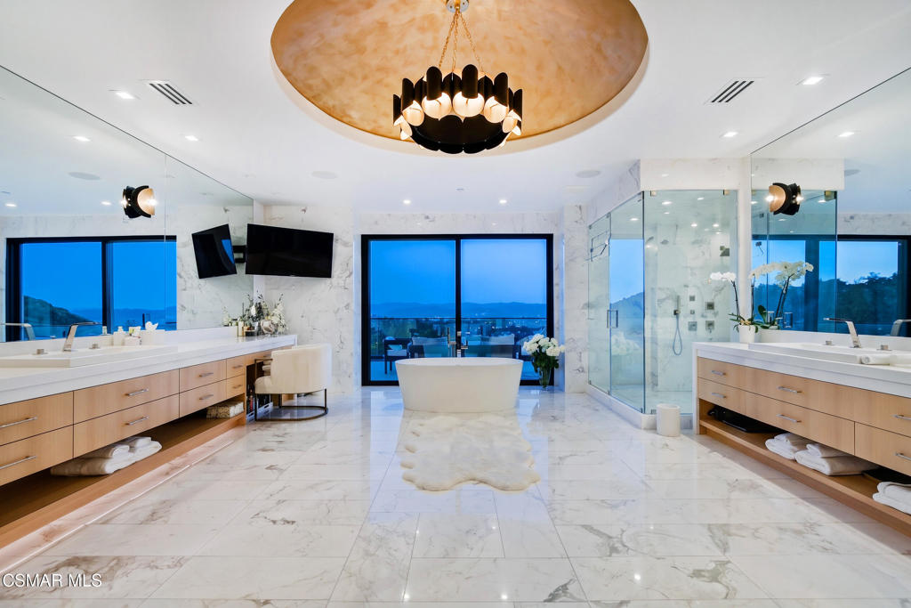 THE premier trophy estate with a prime location in the ultra exclusive – image 34