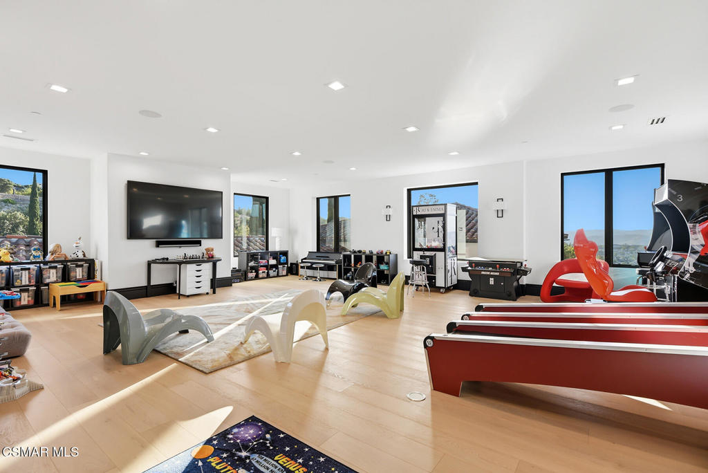 THE premier trophy estate with a prime location in the ultra exclusive – image 37