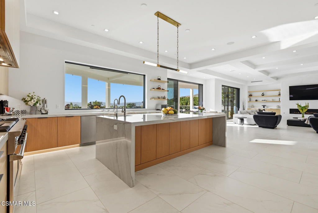 THE premier trophy estate with a prime location in the ultra exclusive – image 10