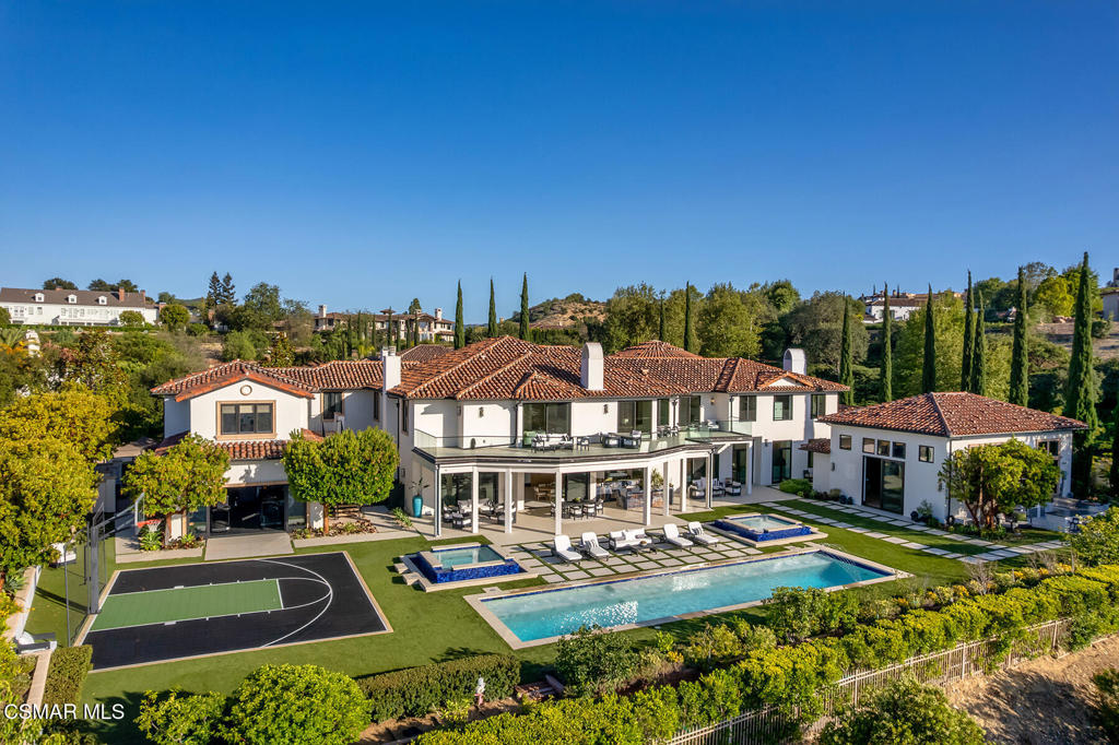 THE premier trophy estate with a prime location in the ultra exclusive – image 60
