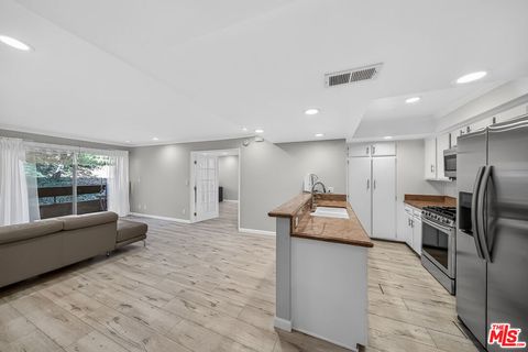 Photo of 2700 Cahuenga Boulevard #E 4220, Los Angeles, CA 90068 (MLS # 26659005)