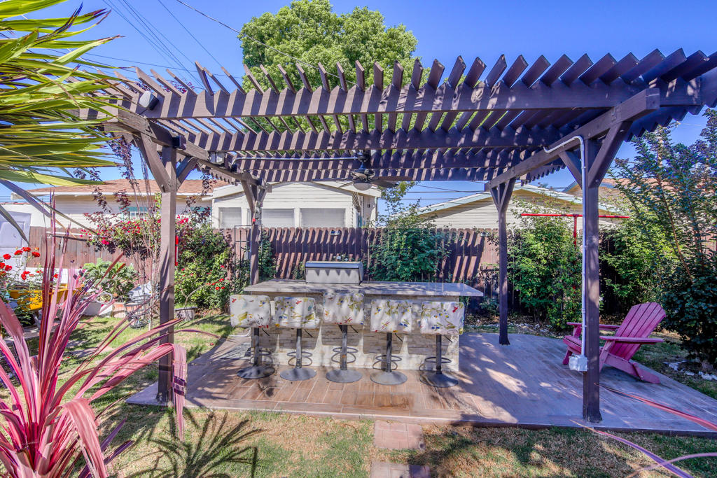 5907 S Van Ness Avenue