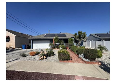 Photo of 10111 Elkwood St, Sun Valley, CA 91352 (MLS # SR26063047)