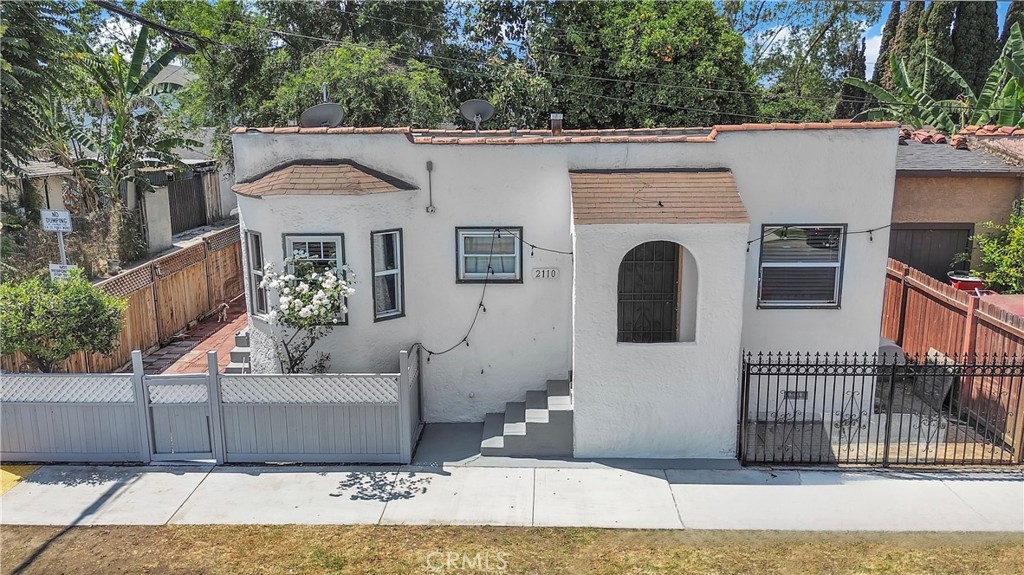 LA Home with Paid Solar, Eligible for $15,000 in Closing Cost Assistance for First-Time Buyers!
Welcome to 2110 E 87th St, Los Angeles, CA 90002. This 2-bedroom, 1-bath home features 732 sq ft of cozy living space, a private backyard, and fully paid solar panels.Located near schools, markets, and public transportation, this home offers both comfort and convenience. Plus, there's great potential to add an ADU for future income or extra space.
Perfect for first-time buyers, Don’t miss out — schedule your showing today!