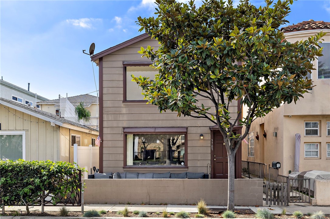 3709 W Balboa
