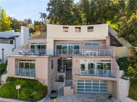 Photo of 11698 Picturesque, Studio City, CA 91604 (MLS # SR25257072)