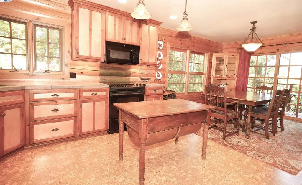 Nevada City, California 95959, United States, 3 Bedrooms Bedrooms, ,3 BathroomsBathrooms,Residential,Active,184690