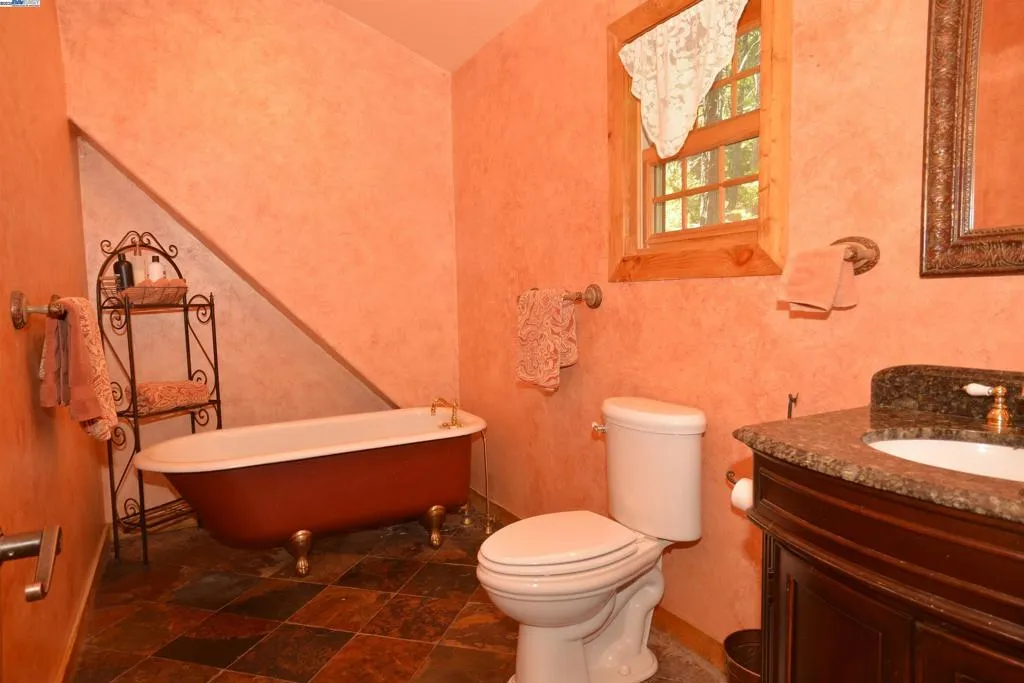 Nevada City, California 95959, United States, 3 Bedrooms Bedrooms, ,3 BathroomsBathrooms,Residential,Active,184690