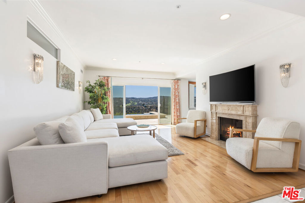 1957 Linda Flora Drive