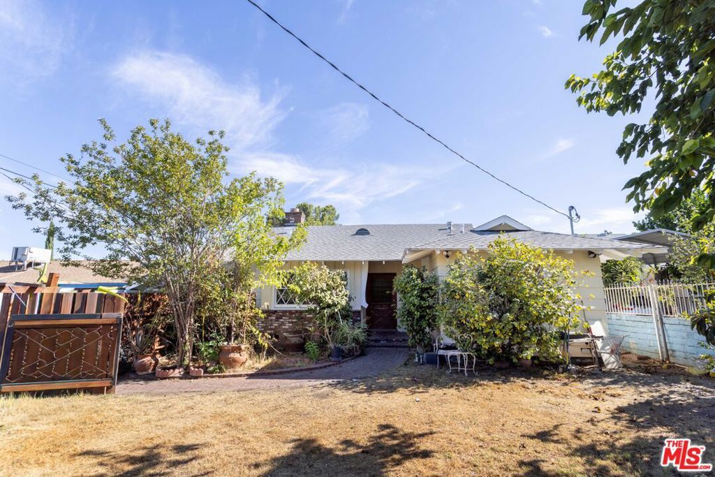 Photo of 23036 Victory Boulevard, Woodland Hills, CA 91367 (MLS # 25587775)