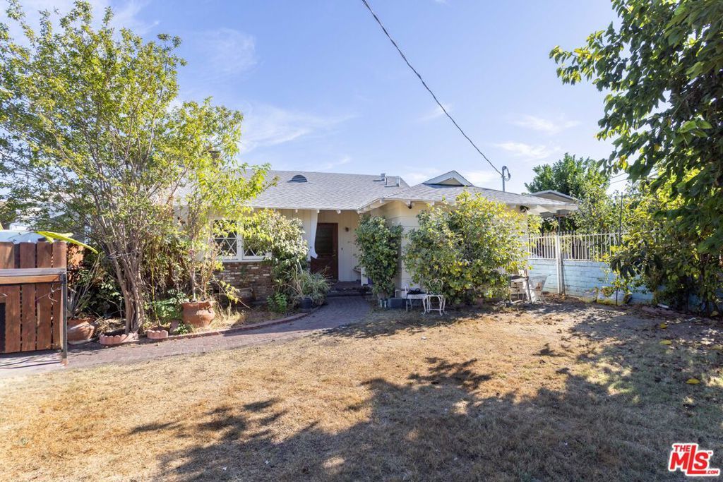 Photo of 23036 Victory Boulevard, Woodland Hills, CA 91367 (MLS # 25587775)