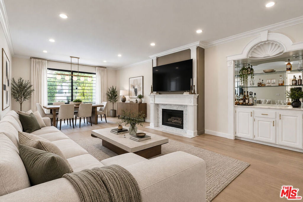 14923 Moorpark Street 101
