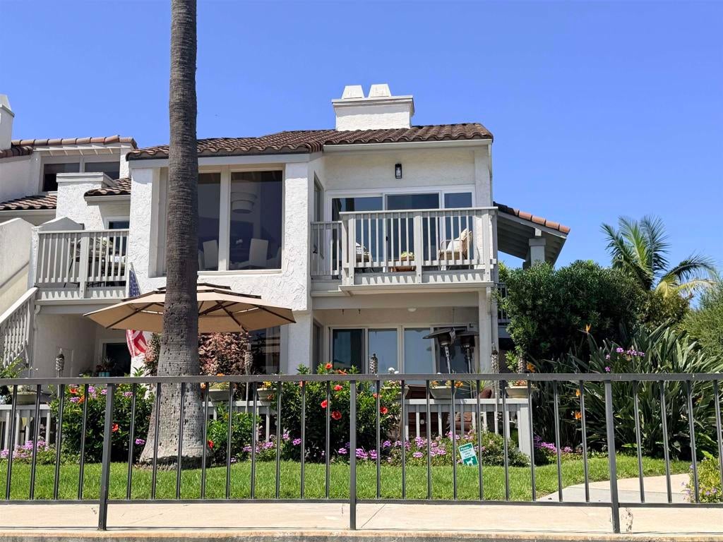 18 Kingston Court E