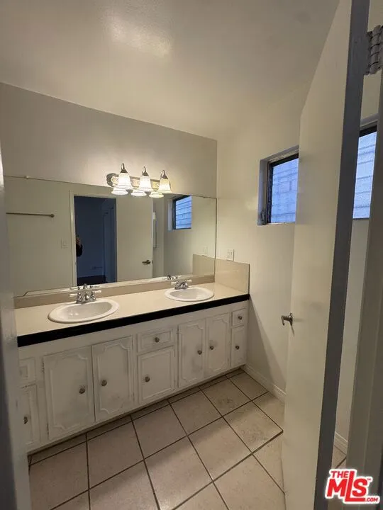 Beverly Hills, California 90211, United States, 3 Bedrooms Bedrooms, ,2 BathroomsBathrooms,Residential,Active,93958