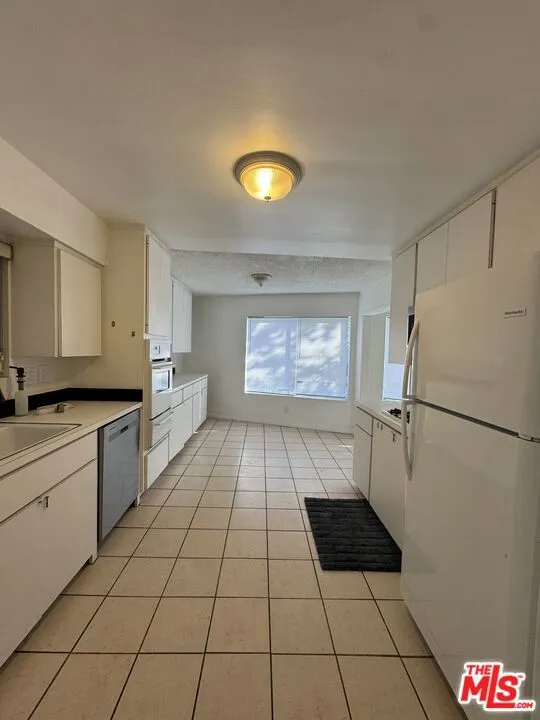 Beverly Hills, California 90211, United States, 3 Bedrooms Bedrooms, ,2 BathroomsBathrooms,Residential,Active,93958