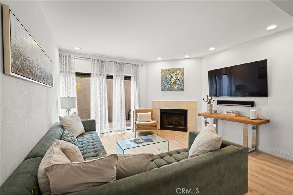 2306 Palos Verdes Drive W 103
