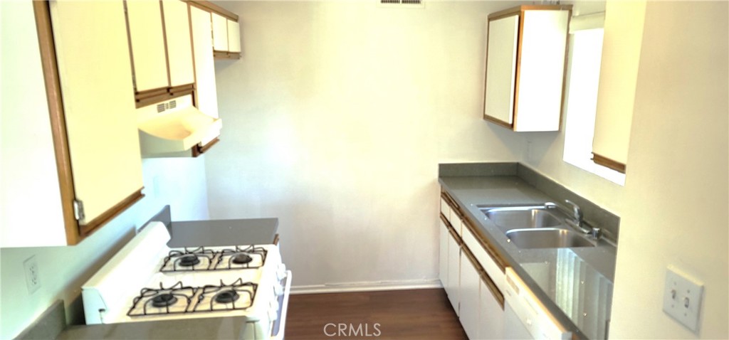 Great 6 unit all 2 Bedroom and 2 Bath building in a great area of North Hollywood. No City Rent control. This property is part of a Portfolio and being sold together with 857 Plymouth and 4906 Rosewood.